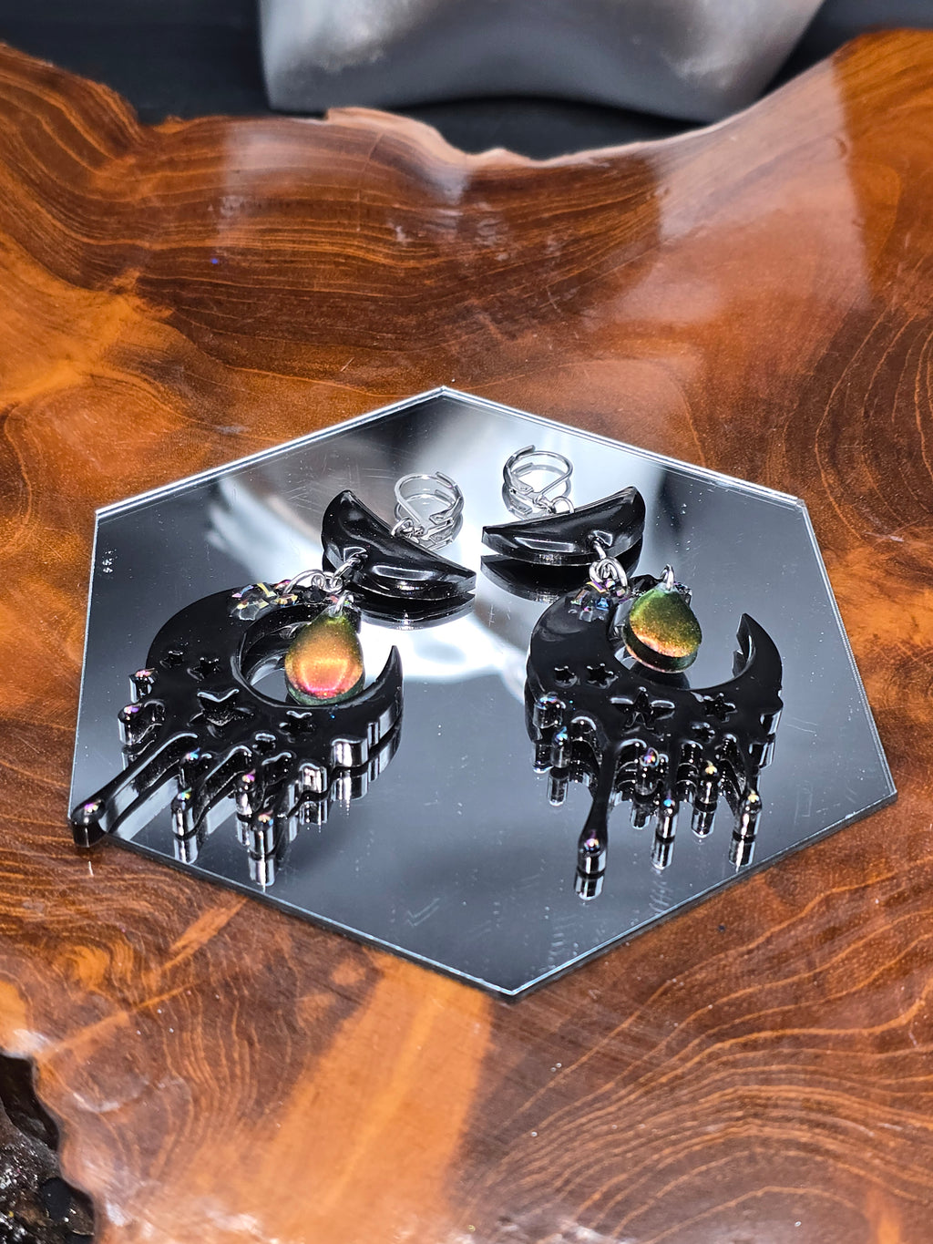 Handgefertigte Gothic Ohrringe – Mond & Sterne mit Metallic Schimmer