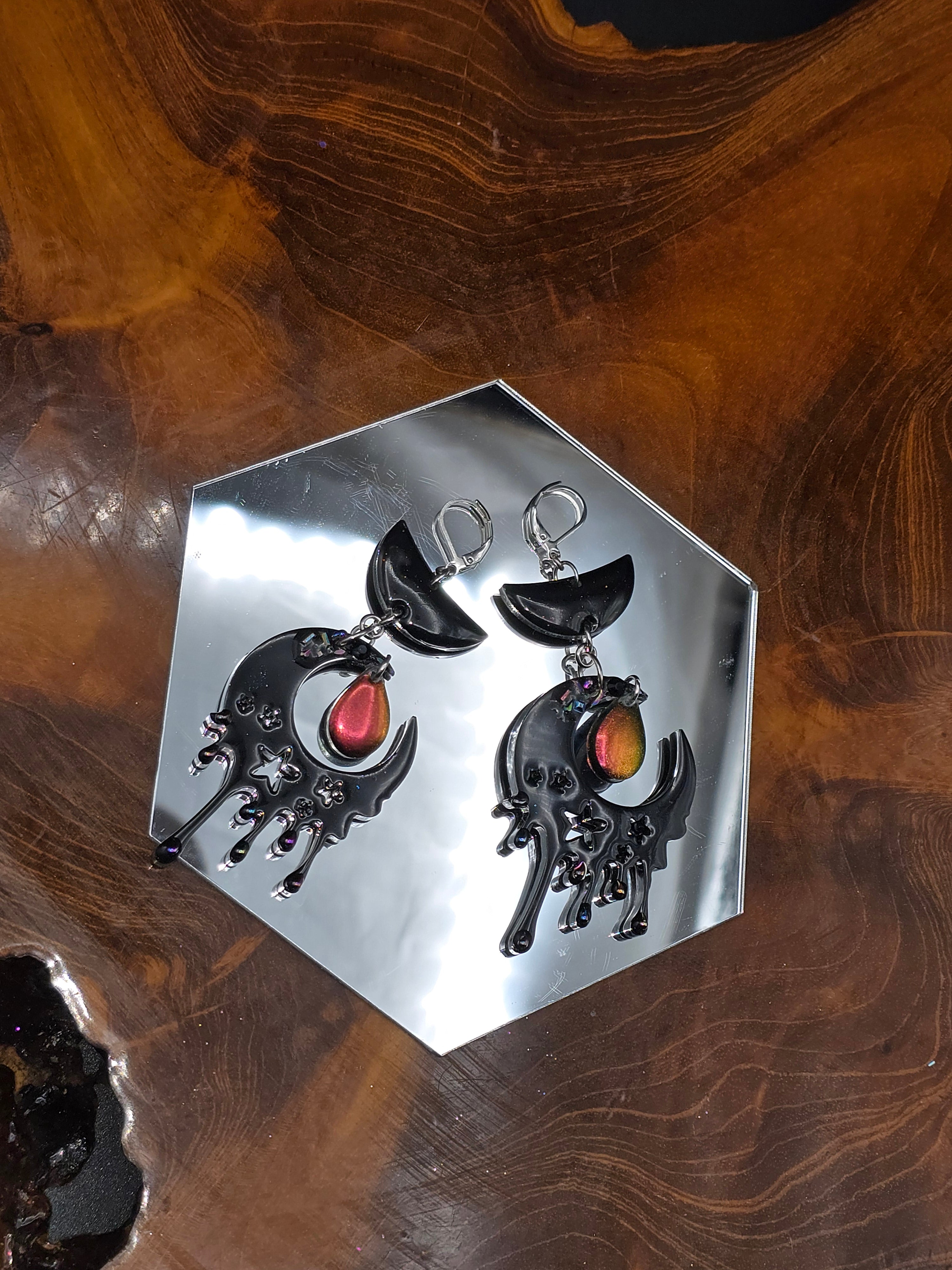 Handgefertigte Gothic Ohrringe – Mond & Sterne mit Metallic Schimmer