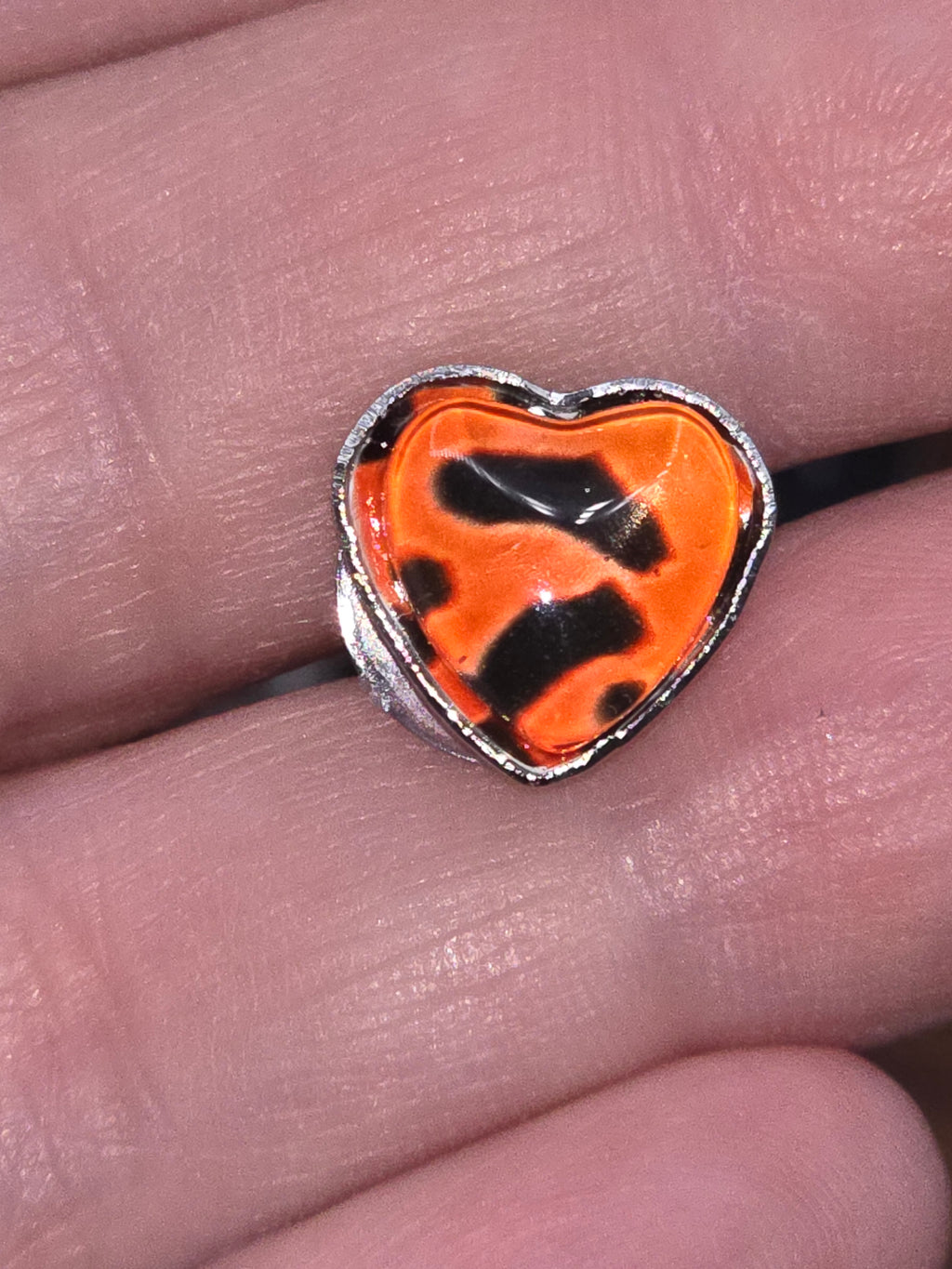 Orangene Leo-Herz-Ohrstecker, klein